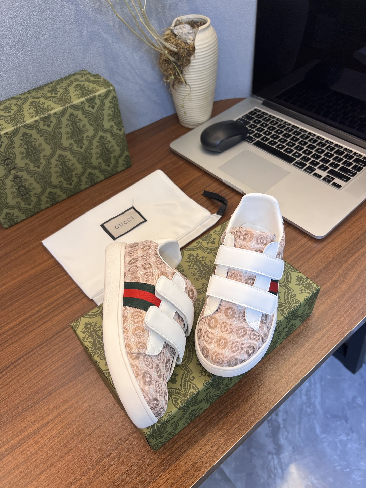 Children's shoes child